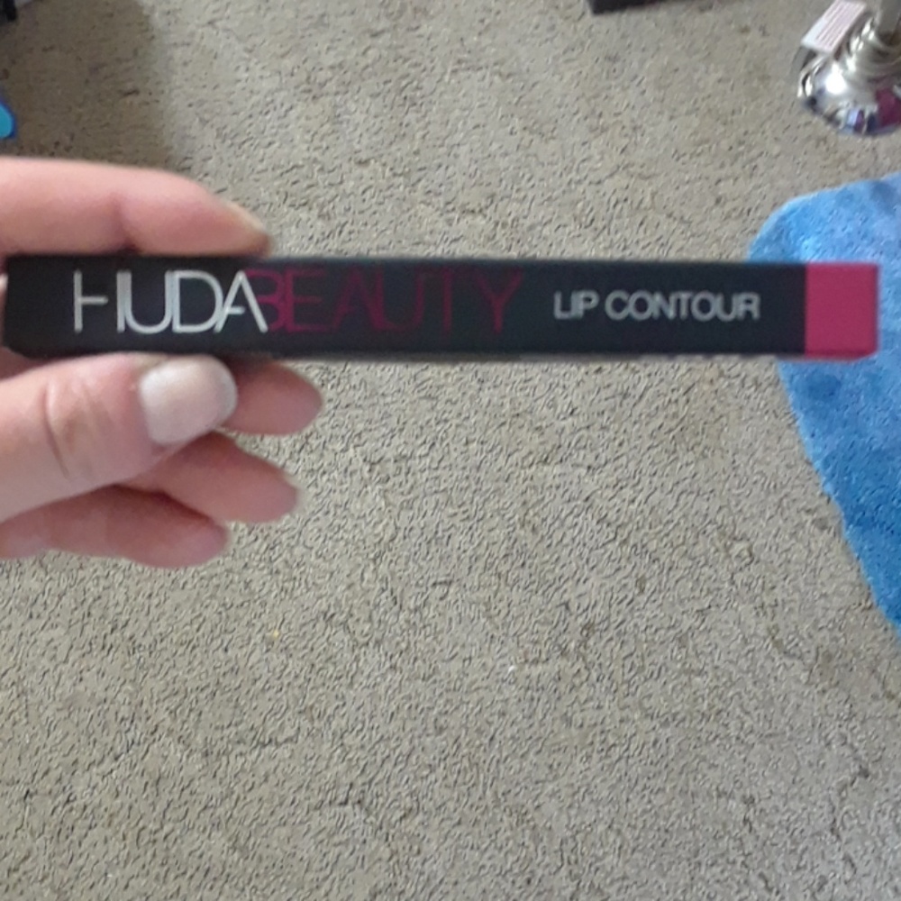 Huda lip liner in trophy wife